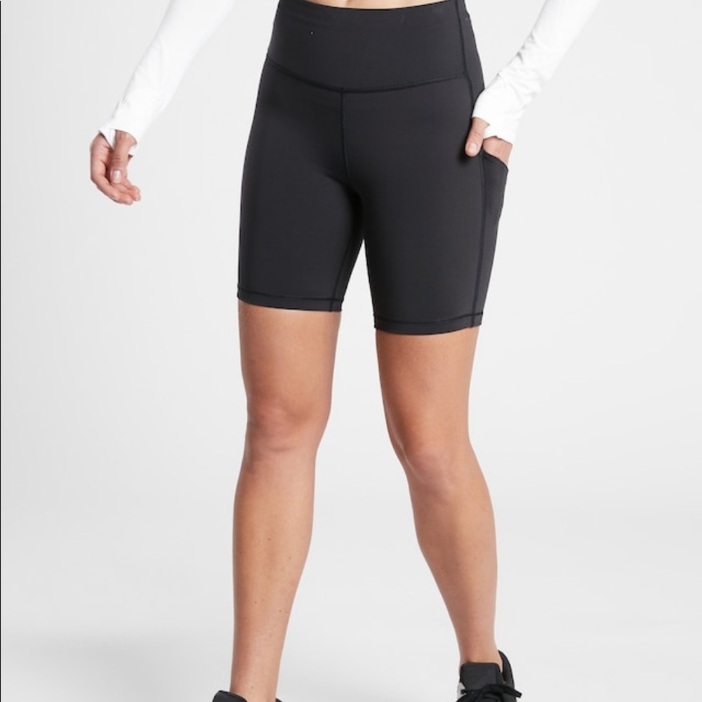 Small NWT Athleta Ultimate Stash Pocket 7” Short